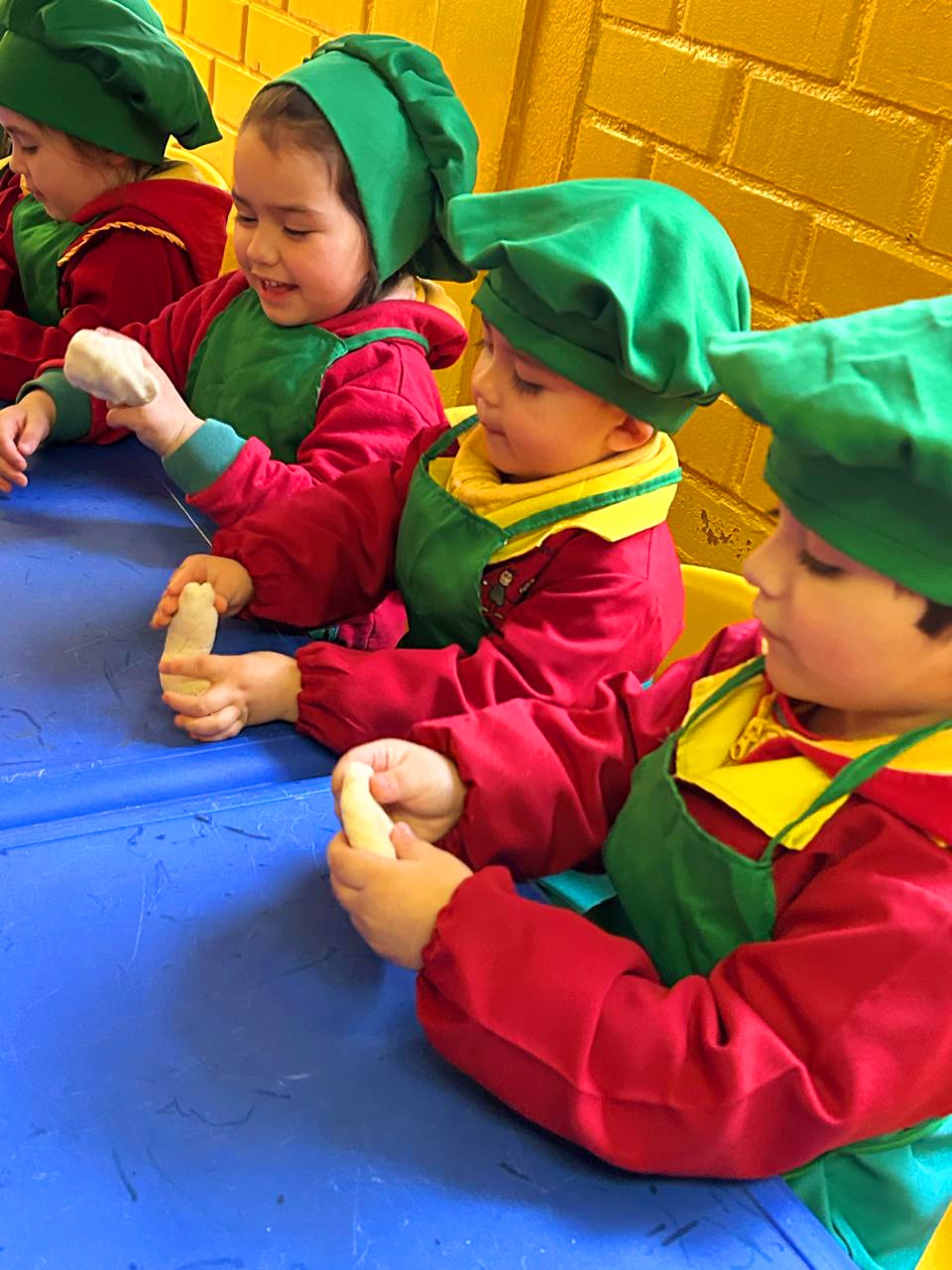 Familia participando en actividades del centro